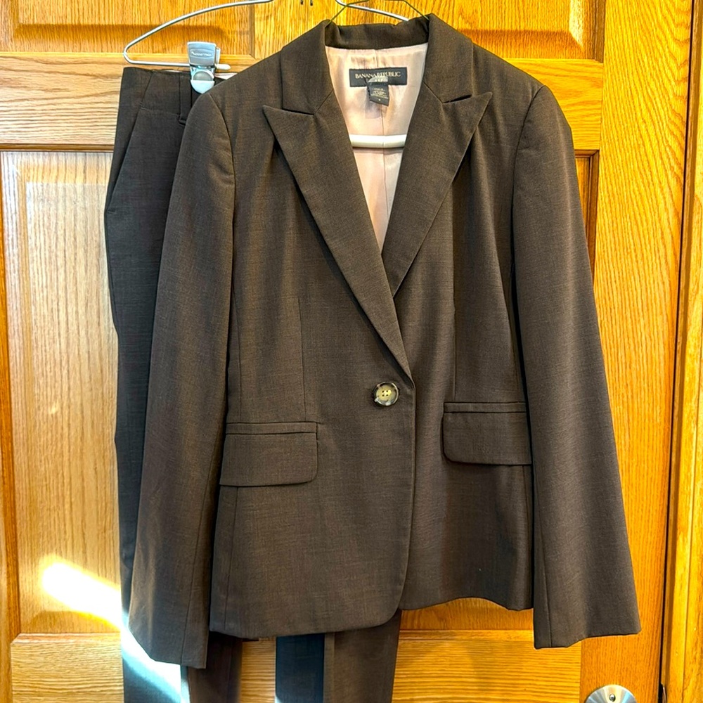 Banana Republic Business Pant Suit.  Womens Size 4